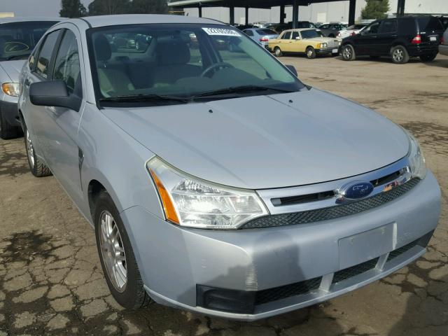 1FAHP35N28W113497 - 2008 FORD FOCUS SE SILVER photo 1