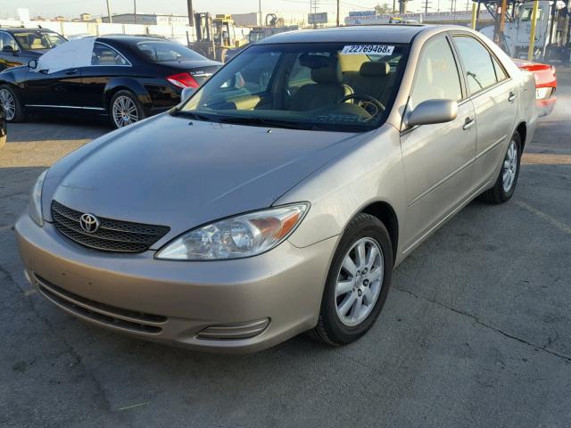 JTDBE32K520100978 - 2002 TOYOTA CAMRY LE GOLD photo 2