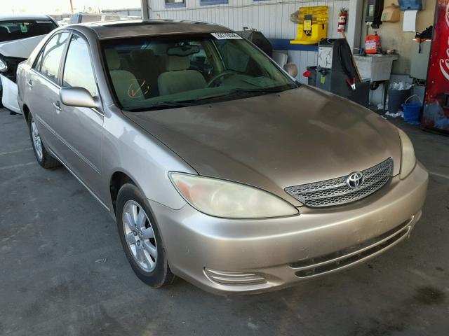 JTDBE32K220136739 - 2002 TOYOTA CAMRY LE ოქროსფერი ფოტო 1