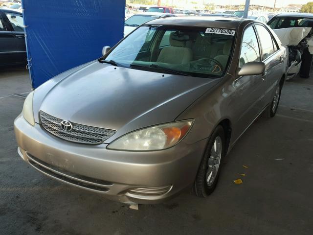 JTDBE32K220136739 - 2002 TOYOTA CAMRY LE GOLD photo 2