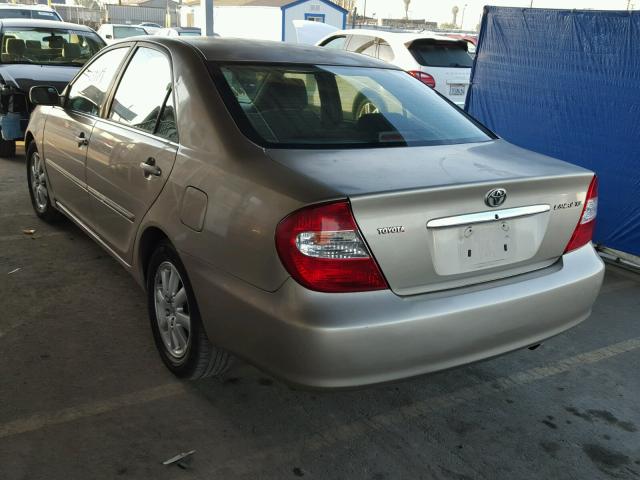 JTDBE32K220136739 - 2002 TOYOTA CAMRY LE ოქროსფერი ფოტო 3