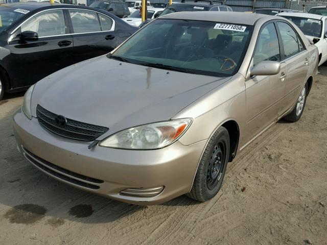 JTDBE32K120052394 - 2002 TOYOTA CAMRY LE GOLD photo 2