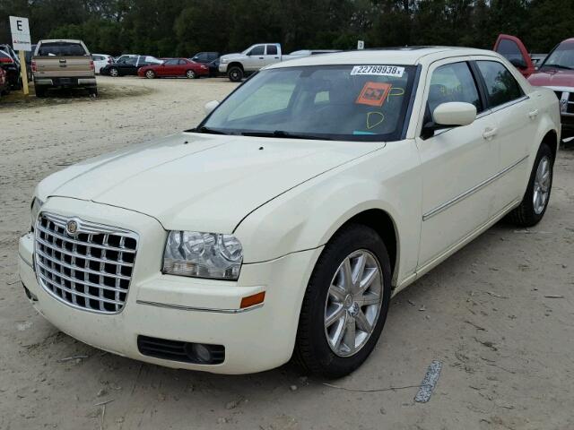 2C3LA53V69H581015 - 2009 CHRYSLER 300 TOURIN CREAM photo 2