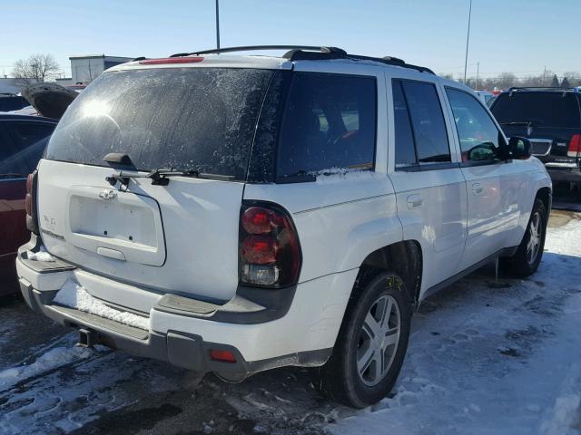 1GNDT13S852302893 - 2005 CHEVROLET TRAILBLAZE WHITE photo 4