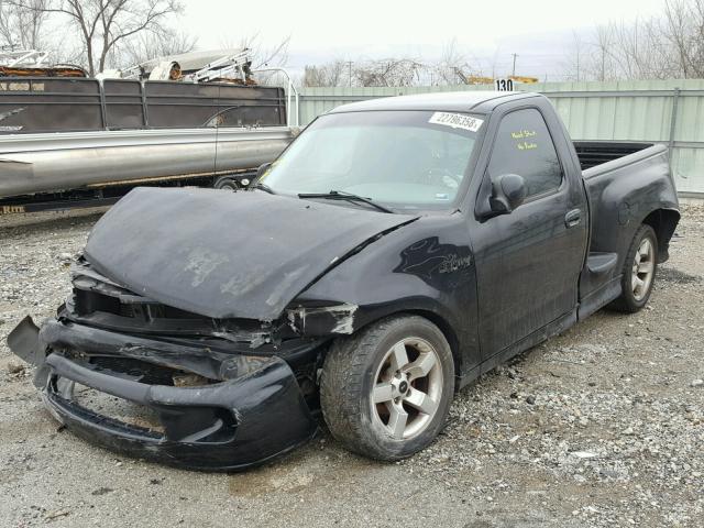 2FTZF07342CA37702 - 2002 FORD F150 SVT L BLACK photo 2