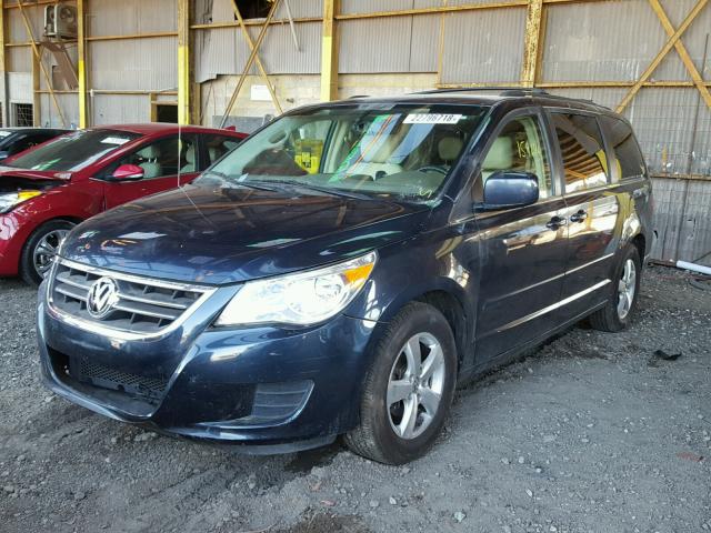 2V8HW54XX9R544969 - 2009 VOLKSWAGEN ROUTAN SEL BLUE photo 2