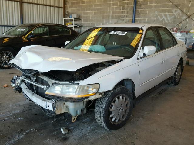 1HGCG56471A137675 - 2001 HONDA ACCORD LX WHITE photo 2