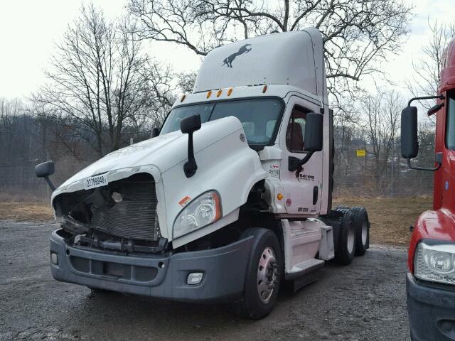 1FUJGEBG6CLBV5576 - 2012 FREIGHTLINER CASCADIA 1 WHITE photo 2