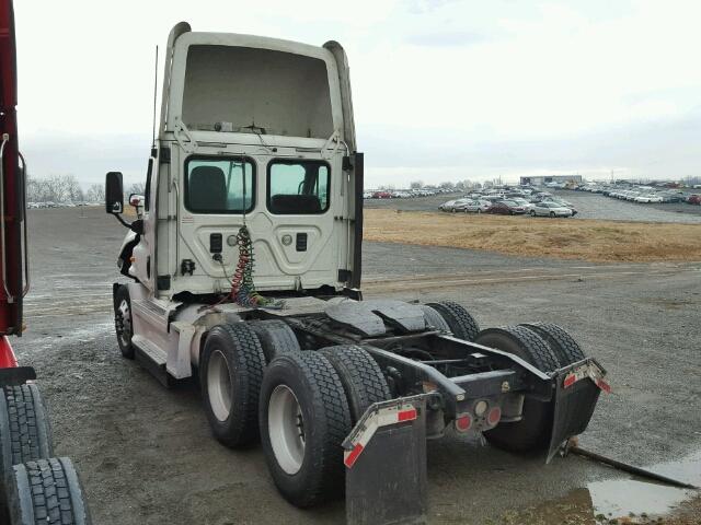 1FUJGEBG6CLBV5576 - 2012 FREIGHTLINER CASCADIA 1 WHITE photo 3