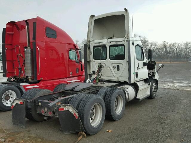 1FUJGEBG6CLBV5576 - 2012 FREIGHTLINER CASCADIA 1 WHITE photo 4