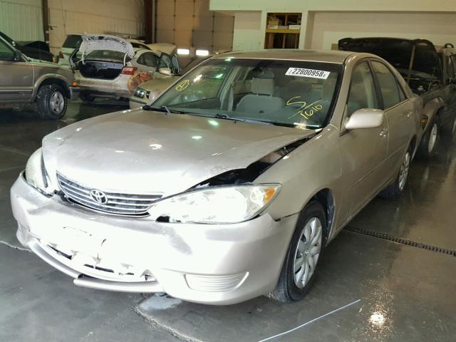 4T1BE30K05U081610 - 2005 TOYOTA CAMRY LE GOLD photo 2