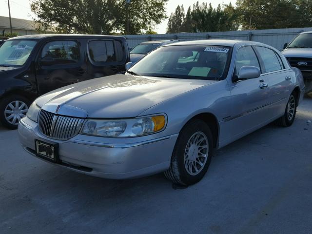 1LNHM82W61Y740013 - 2001 LINCOLN TOWN CAR S SILVER photo 2