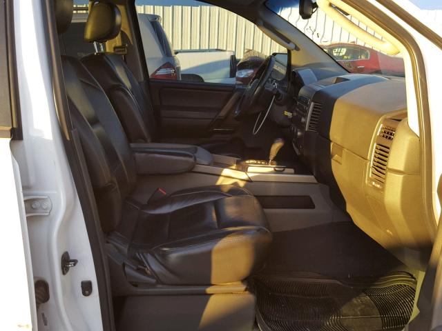 1N6BA07A67N202453 - 2007 NISSAN TITAN XE WHITE photo 5