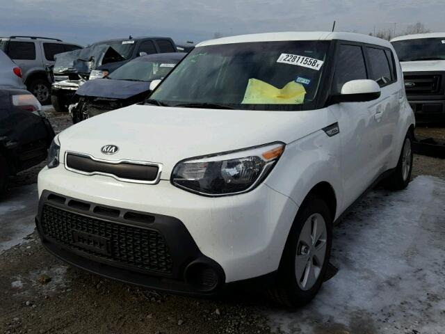 KNDJN2A22G7377044 - 2016 KIA SOUL WHITE photo 2