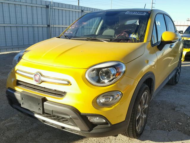 ZFBCFXCB2HP584389 - 2017 FIAT 500X TREKK YELLOW photo 2