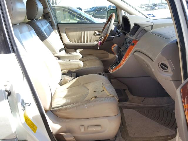 JTJGF10U720137359 - 2002 LEXUS RX 300 WHITE photo 5