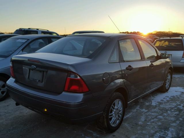 1FAHP34N17W326621 - 2007 FORD FOCUS ZX4 GRAY photo 4