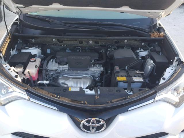 JTMBFREV2GD189737 - 2016 TOYOTA RAV4 LE WHITE photo 7