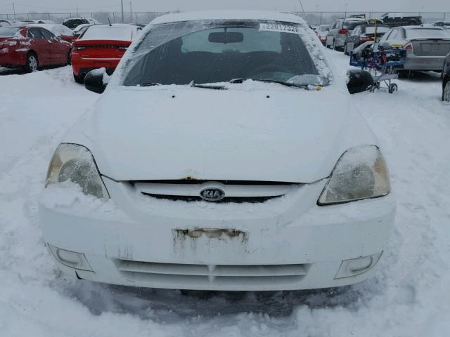 KNADC125846337300 - 2004 KIA RIO WHITE photo 9