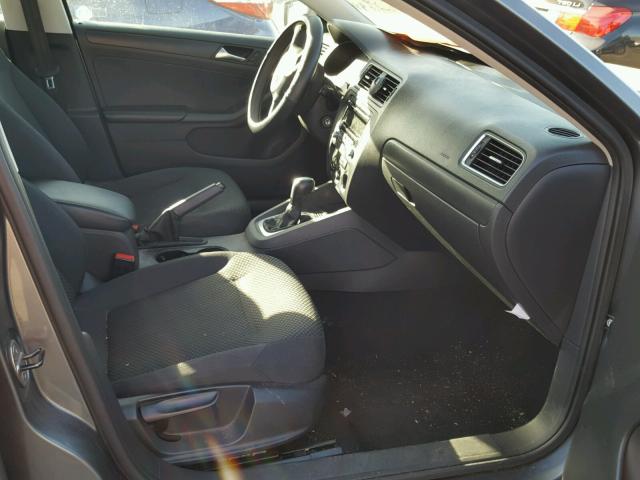 3VW2K7AJ1EM324742 - 2014 VOLKSWAGEN JETTA BASE ნაცრისფერი ფოტო 5