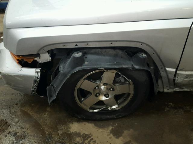 1J4RG4GK1AC127660 - 2010 JEEP COMMANDER SILVER photo 9