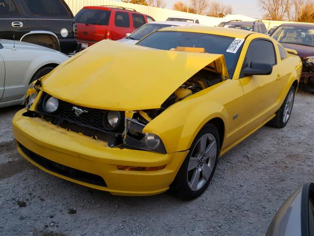 1ZVFT82H565129718 - 2006 FORD MUSTANG GT YELLOW photo 2