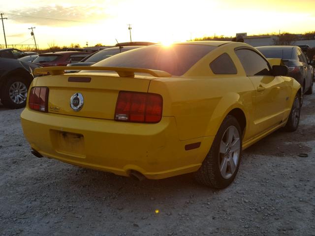 1ZVFT82H565129718 - 2006 FORD MUSTANG GT YELLOW photo 4