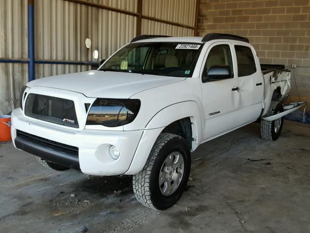 3TMMU4FN1BM028051 - 2011 TOYOTA TACOMA DOU WHITE photo 2