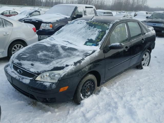 1FAFP34N25W240691 - 2005 FORD FOCUS ZX4 BLACK photo 2