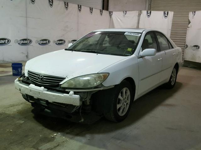 4T1BF32K95U086329 - 2005 TOYOTA CAMRY LE WHITE photo 2