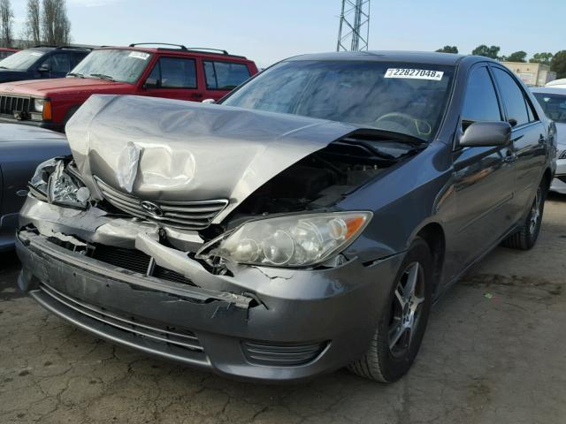 4T1BE32K95U542350 - 2005 TOYOTA CAMRY LE GRAY photo 2