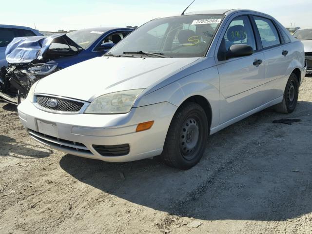 1FAFP34N85W245846 - 2005 FORD FOCUS ZX4 SILVER photo 2