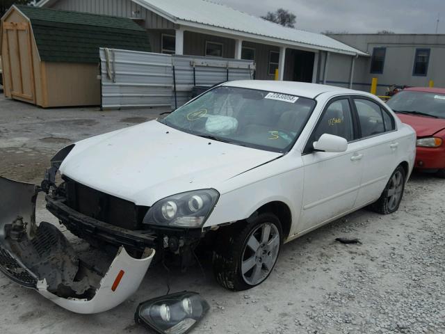 KNAGE123165071696 - 2006 KIA OPTIMA LX WHITE photo 2