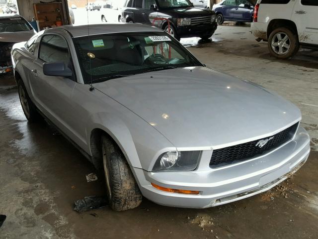 1ZVFT80N655136197 - 2005 FORD MUSTANG SILVER photo 1