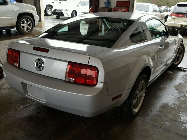 1ZVFT80N655136197 - 2005 FORD MUSTANG SILVER photo 4