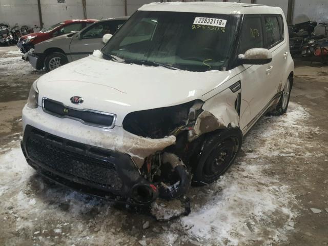 KNDJN2A26G7288884 - 2016 KIA SOUL WHITE photo 2