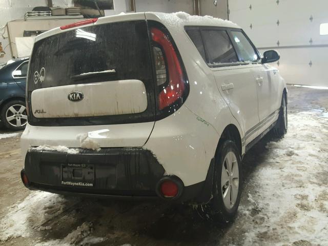 KNDJN2A26G7288884 - 2016 KIA SOUL WHITE photo 4