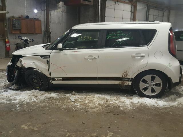 KNDJN2A26G7288884 - 2016 KIA SOUL WHITE photo 9