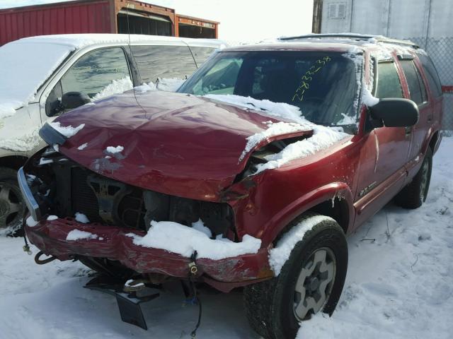 1GNDT13W02K208991 - 2002 CHEVROLET BLAZER RED photo 2