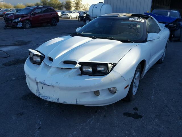 2G2FS22K112113409 - 2001 PONTIAC FIREBIRD WHITE photo 2