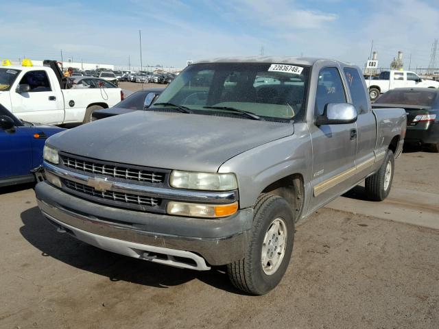 1GCEK19V1YE133871 - 2000 CHEVROLET SILVERADO SILVER photo 2