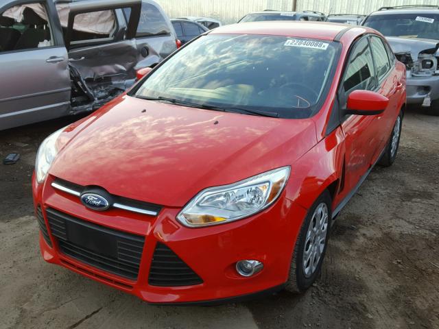 1FAHP3F29CL405128 - 2012 FORD FOCUS SE RED photo 2