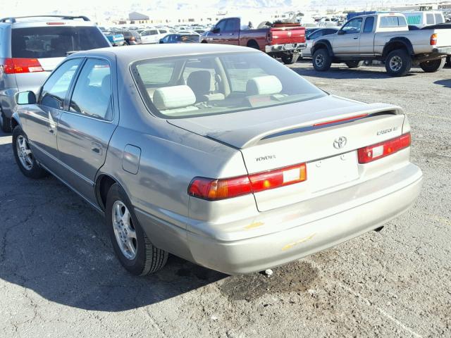 JT2BG22K5V0024907 - 1997 TOYOTA CAMRY LE GRAY photo 3