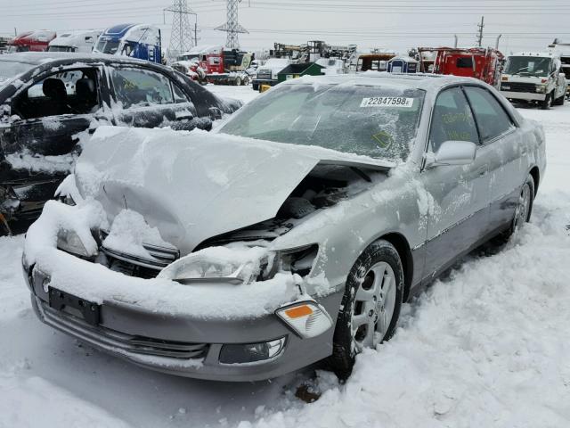 JT8BF28G215111916 - 2001 LEXUS ES 300 SILVER photo 2