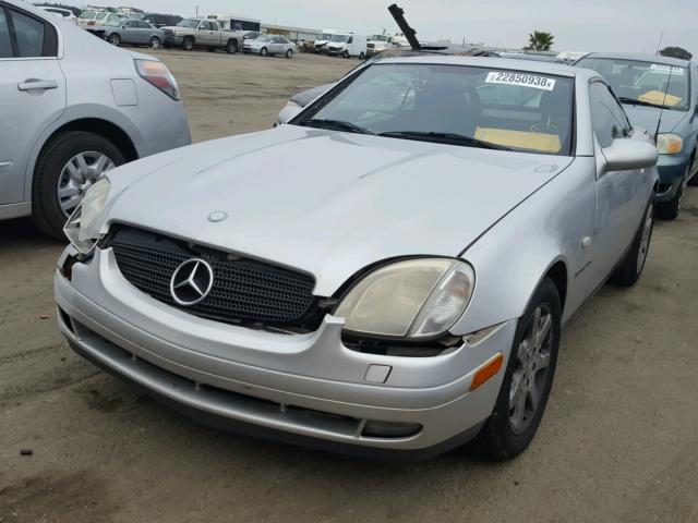 WDBKK47F3XF114570 - 1999 MERCEDES-BENZ SLK 230 KO SILVER photo 2