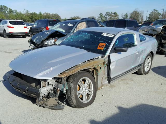 1ZVBP8AM4C5246591 - 2012 FORD MUSTANG SILVER photo 2