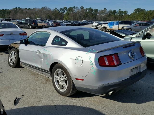 1ZVBP8AM4C5246591 - 2012 FORD MUSTANG SILVER photo 3