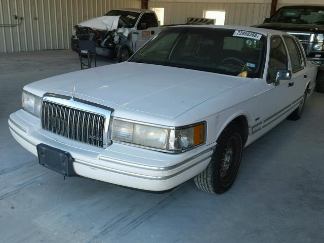 1LNLM82W9RY739699 - 1994 LINCOLN TOWN CAR S WHITE photo 2