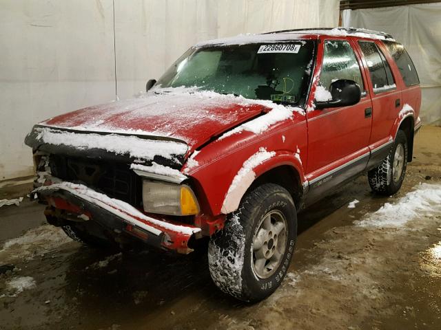 1GNDT13W2SK137809 - 1995 CHEVROLET BLAZER RED photo 2