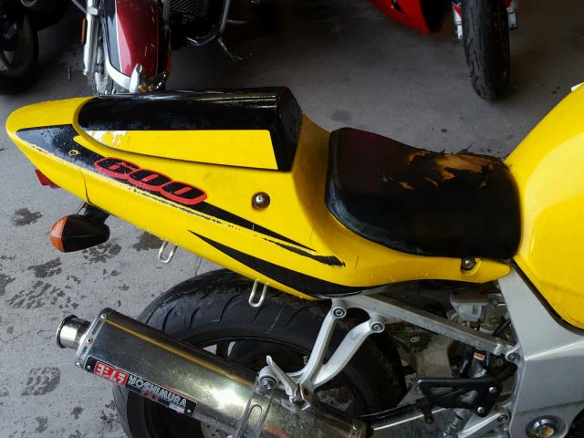 JS1GN7BA212107100 - 2001 SUZUKI GSX-R600 YELLOW photo 6